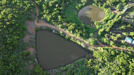 Esta foto muestra dos estanques llenos en la isla de St. Thomas.
