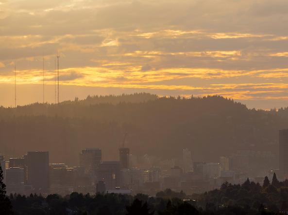 Hazy smog over city skyline of Portland, Oregon. Image credit: JPL Designs, Shutterstock.