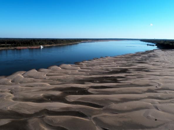 Low water on the Mississippi River. Photo credit: Justin Wilkens, Shutterstock.