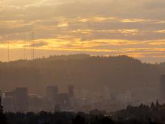 Hazy smog over city skyline of Portland, Oregon. Image credit: JPL Designs, Shutterstock.
