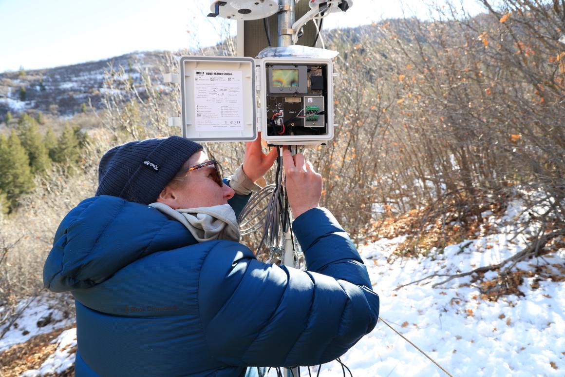 Wiring an Onset Logger. Image Credit: Aspen Global Change Institute, Emilio Mateo.