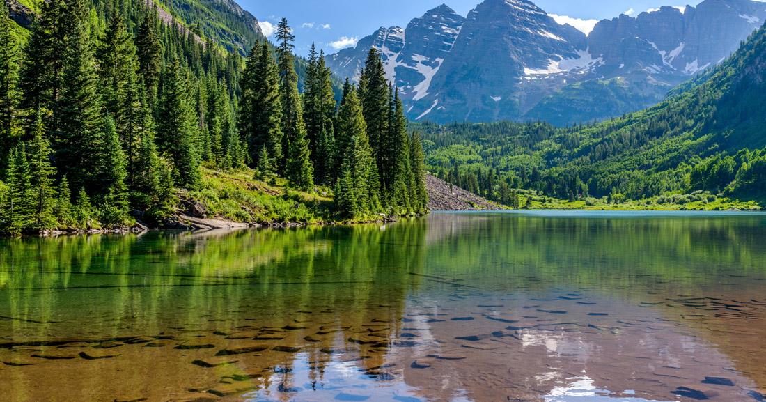 A lake surrounded by trees in Aspen, Colorado