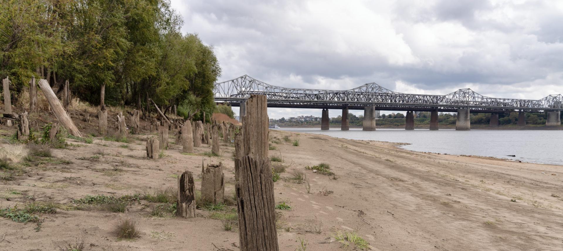 Sandy bank of the Mississippi River near the Highway 55 Bridge in Arkansas, showing low water levels in 2022. Photo credit: Small Town Big World, Shutterstock.